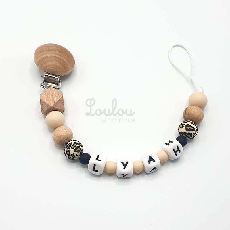 Attache tétine personnalisée 149 - Cadeau naissance -  Attache sucette avec prénom sans BPA fait main avec perles beige, bois, léopard - www.louloulaboutique.com - Accessoire bébé éveil