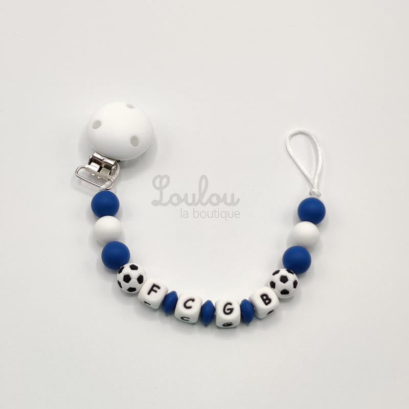 Attache tétine personnalisée 117 - Cadeau naissance -  Attache sucette avec prénom sans BPA fait main avec perles blanc, bleu, foot, silicone - www.louloulaboutique.com - Accessoire bébé éveil