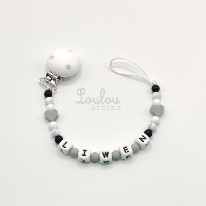 Attache tétine personnalisée 134 - Cadeau naissance -  Attache sucette avec prénom sans BPA fait main avec perles blanc, coeur, noir, silicone - www.louloulaboutique.com - Accessoire bébé éveil