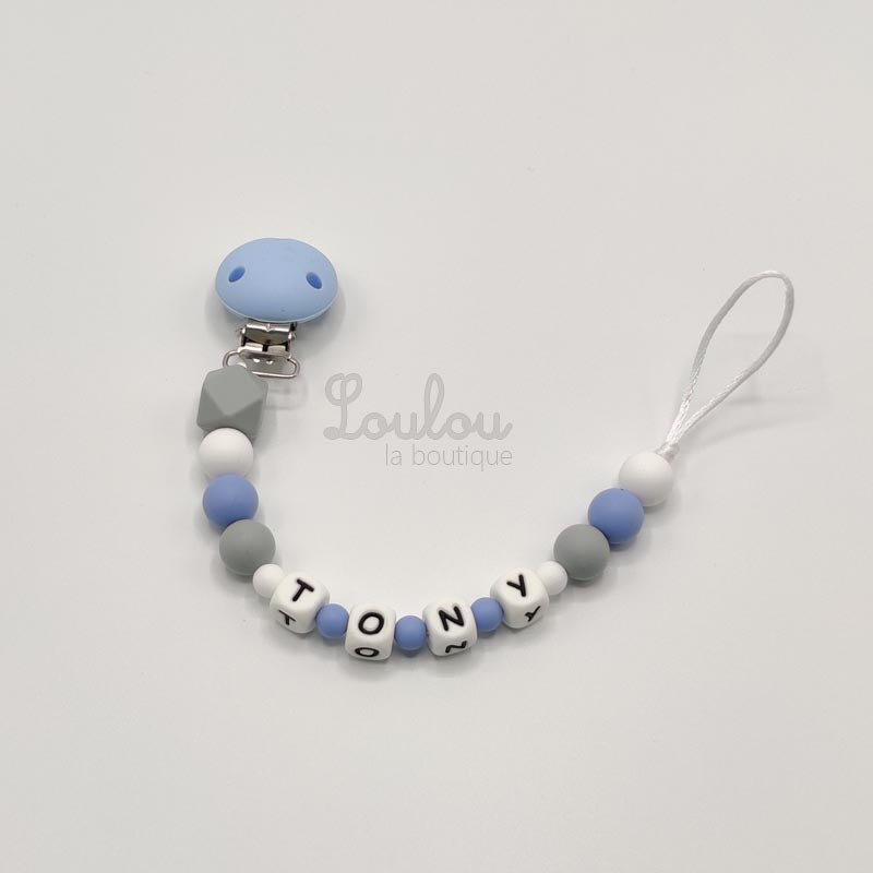 Attache tétine personnalisée 25 - Cadeau naissance - Attache sucette avec prénom sans BPA fait main avec perles blanc, bleu, silicone - www.louloulaboutique.com - Accessoire bébé éveil