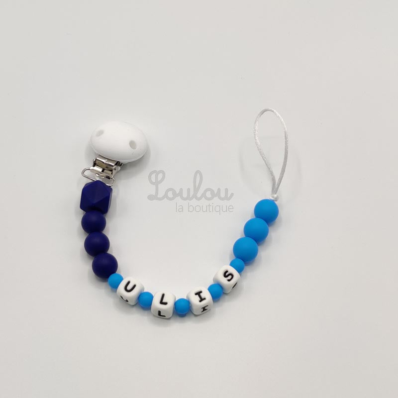 Attache tétine personnalisée 28 - Cadeau naissance -  Attache sucette avec prénom sans BPA fait main avec perles bleu, silicone - www.louloulaboutique.com - Accessoire bébé éveil