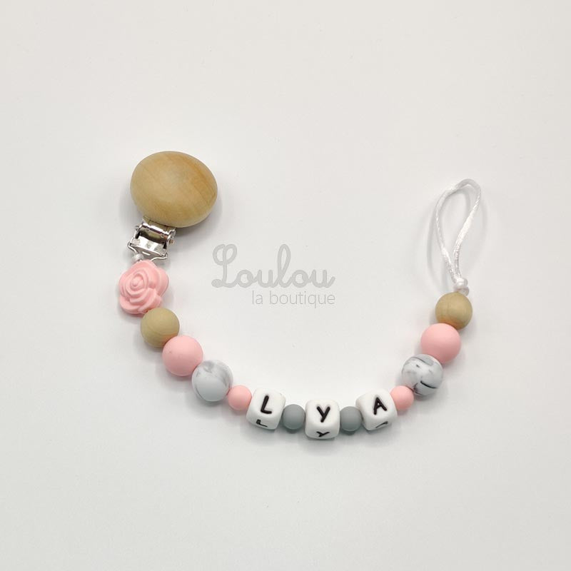 Attache tétine personnalisée 3 - Cadeau naissance - Attache sucette avec prénom sans BPA fait main avec perles bois, rose - www.louloulaboutique.com - Accessoire bébé éveil