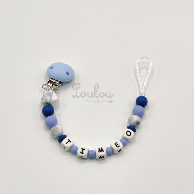 Attache tétine personnalisée 30 - Cadeau naissance - Attache sucette avec prénom sans BPA fait main avec perles bleu, silicone - www.louloulaboutique.com - Accessoire bébé éveil