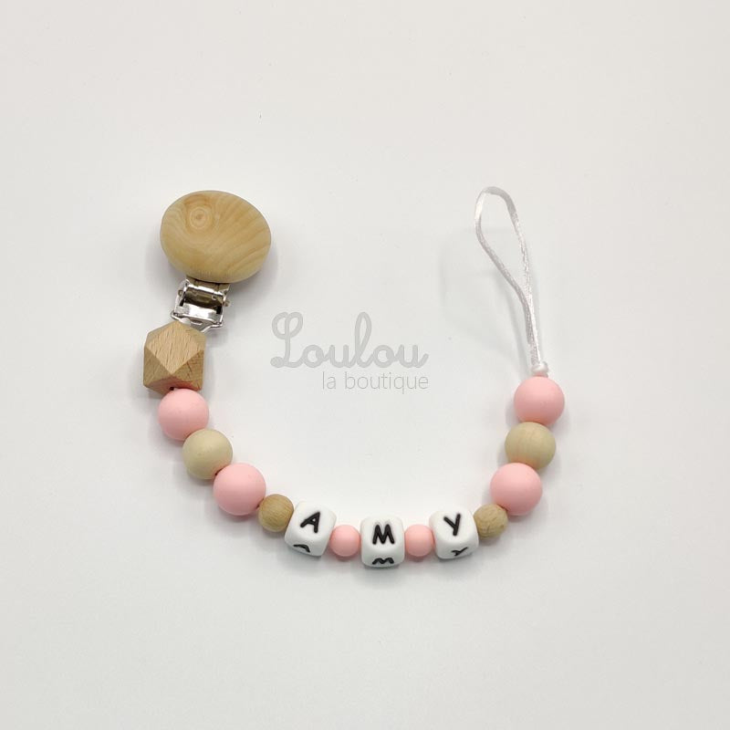 Attache tétine personnalisée 33 - Cadeau naissance - Attache sucette avec prénom sans BPA fait main avec perles bois, rose - www.louloulaboutique.com - Accessoire bébé éveil