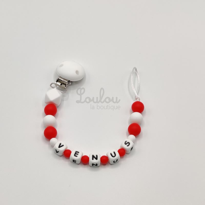 Attache tétine personnalisée 55 - Cadeau naissance -  Attache sucette avec prénom sans BPA fait main avec perles rouge, silicone - www.louloulaboutique.com - Accessoire bébé éveil