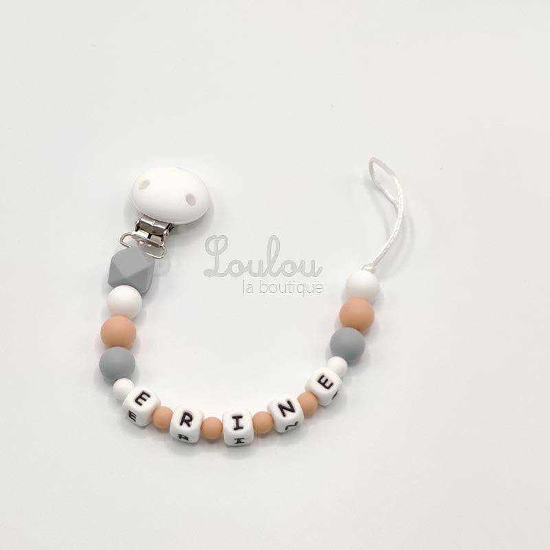 Attache tétine personnalisée 60 - Cadeau naissance -  Attache sucette avec prénom sans BPA fait main avec perles blanc, gris, pêche, silicone - www.louloulaboutique.com - Accessoire bébé éveil
