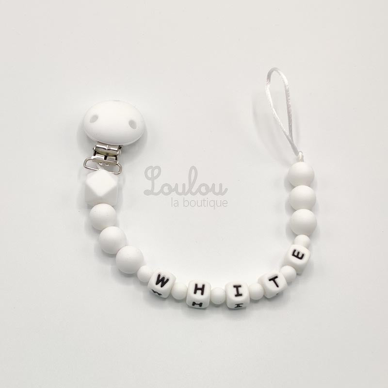 Attache tétine personnalisée 64 - Cadeau naissance -  Attache sucette avec prénom sans BPA fait main avec perles blanc, silicone - www.louloulaboutique.com - Accessoire bébé éveil