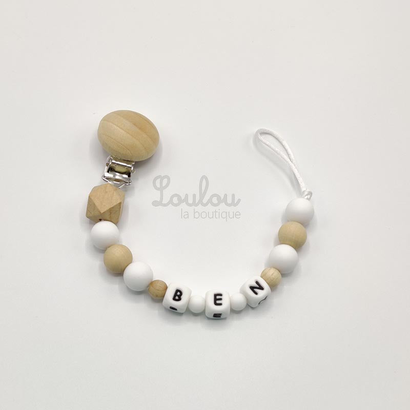 Attache tétine personnalisée 68 - Cadeau naissance -  Attache sucette avec prénom sans BPA fait main avec perles blanc, bois - www.louloulaboutique.com - Accessoire bébé éveil