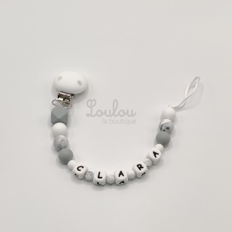 Attache tétine personnalisée 89 - Cadeau naissance - Attache sucette avec prénom sans BPA fait main avec perles blanc, gris, silicone - www.louloulaboutique.com - Accessoire bébé éveil
