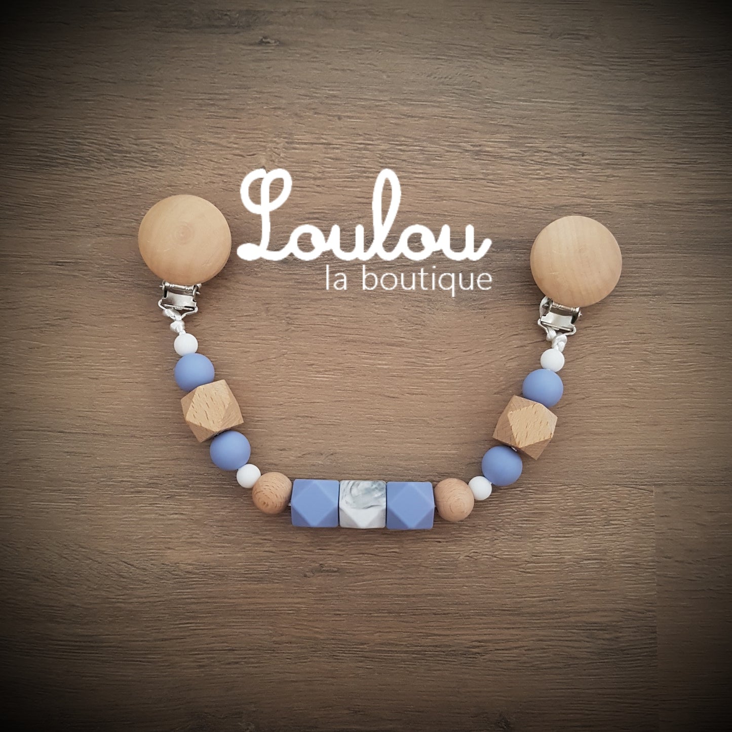 attache doudou attache-doudou Loulou la boutique cadeau naissance éveil dentition accessoire bébé baby shower liste de naissance perle silicone sans BPA bois bleu