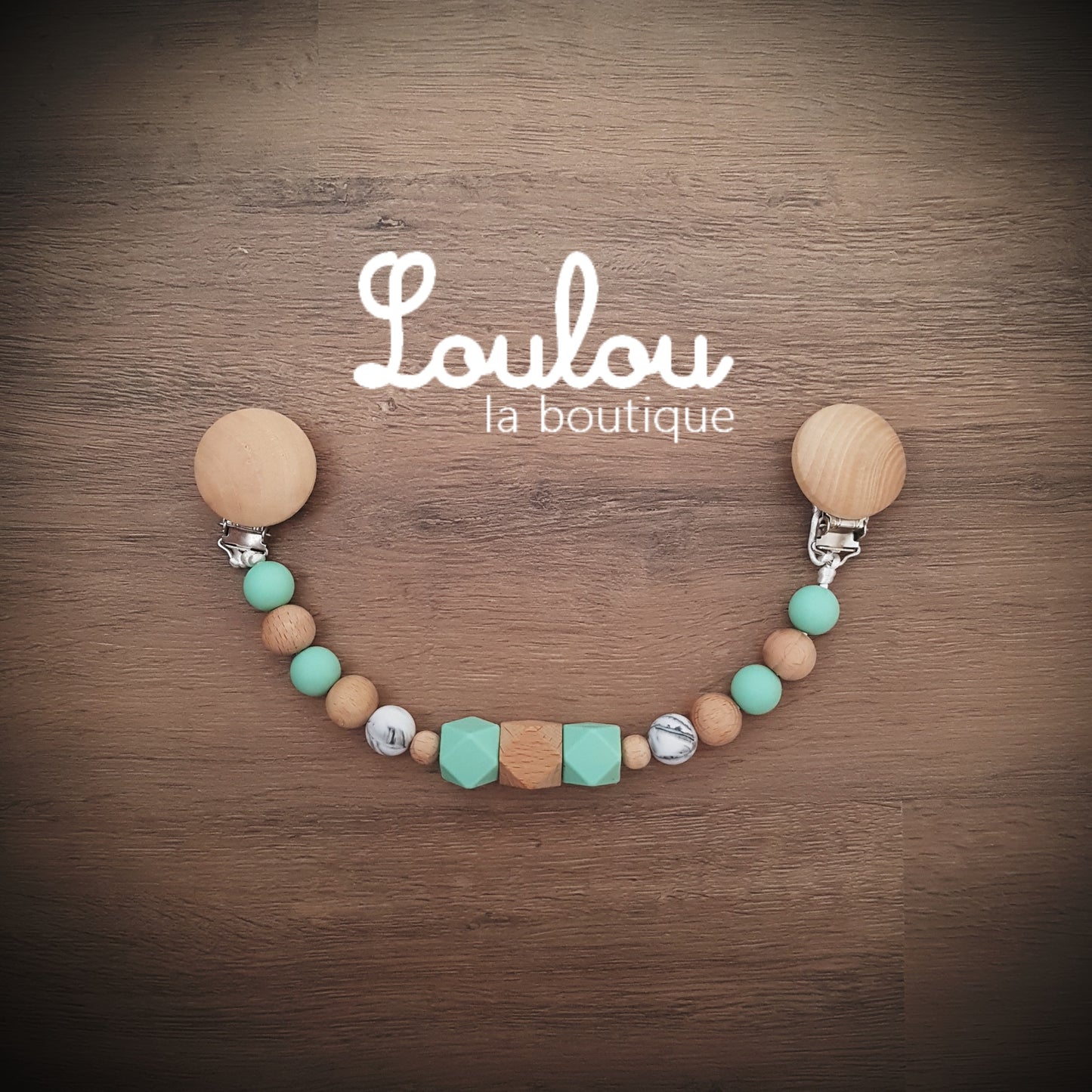 attache doudou personnalisé personnalisable attache-doudou Loulou la boutique cadeau naissance éveil dentition accessoire bébé baby shower liste de naissance perle silicone sans BPA bois vert